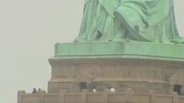 VIDEO: Mujer trepa Estatua de la Libertad por protesta, pero la rescatan y detienen