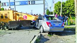 Vehículo es embestido por 'armón' en San Juan del Río 