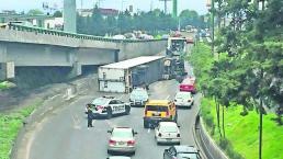 Tráiler volcó ocasionando caos vial en Toluca 