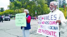 Grupo de abuelos protestan por falta de atención médica, en Toluca