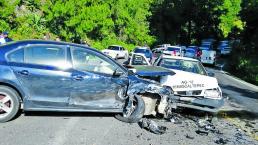 Carro invade carril de sentido contrario y causa carambola, en Temascaltepec