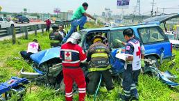 Conductor de camioneta pierde el control y termina prensado, en la México - Querétaro