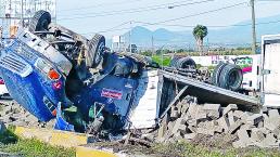 Imprudencia de camión de carga genera carambola en carretera Toluca - Tenango del Valle