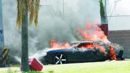 Automóvil arde en llamas y conductor se salva, en Querétaro