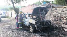 Un vehículo estacionado se incendia sin razón aparente, en Tequisquiapan 