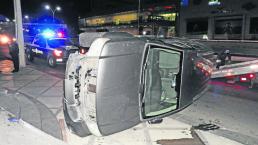 Chofer de camioneta volcó por evitar choque, en Avenida Corregidora Norte