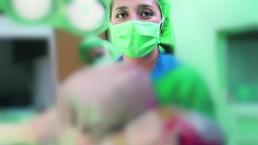 Mujer sobrevive tras extirpación de tumores de 35 kilos, en la India 