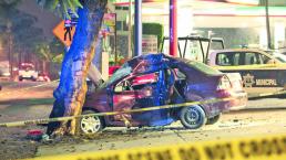 Joven muere atrapado en automóvil al estrellarse contra un árbol, en Cuernavaca