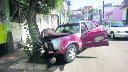 Abuelitos y nieto sufren choque contra un árbol, en Toluca