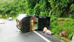 Conductor pierde control de su camioneta y vuelca en la carretera Cuautla-Cuernavaca