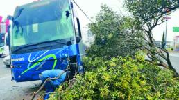 Autobús es embestido por tráiler y pasajeros sufren crisis nerviosa, en Toluca