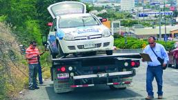 Vuelca automóvil que iba a exceso de velocidad, en Junípero Serra