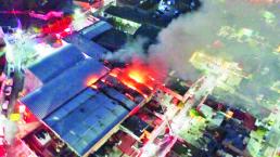 Incendio arrasa con locales del mercado Benito Juárez, en Querétaro