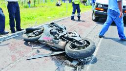 Chocan por detrás a motociclista y se impacta contra otro en carretera de Temixco