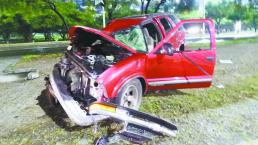 Camioneta se ensarta detrás de pipa, en Avenida 5 de Febrero