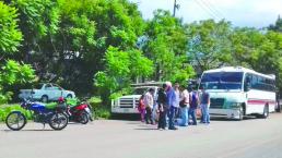 Camión saca volando a mujer de su moto, en la México-Cuernavaca