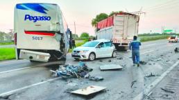 Camión de pasajeros embistió una camioneta y dos automóviles, en San Juan del Río