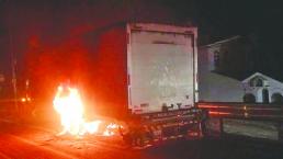 Camión de abarrotes se incendia por sobrecalentamiento, en Morelos