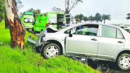 Conductora estrella su automóvil contra árbol, en carretera Toluca-Palmillas