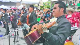 Mariachis arman fiesta para fomentar tradiciones, en Plaza de los Mártires 