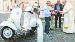 Club de fans del Papa le regalan motocicleta personalizada, en Italia