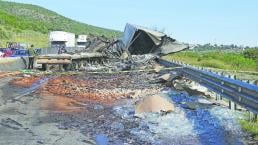 Choferes de tractocamión mueren tras chocar en autopista de Querétaro