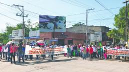 Padres de familia bloquean avenida principal de Jojutla; exigen reparación de escuela