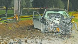 Muere mujer al estampar su automóvil contra árbol, en San Mateo Atenco