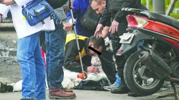 Padre abraza a su hijo muerto tras ser arrollado al caer de motocicleta, en Periférico Sur