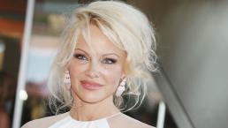 Pamela Anderson da muestra de su corazonzote y lo echa todo por un tubo