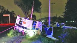 Conductor de camioneta gasera muere al estamparse contra poste, en Toluca