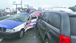 Conductor provoca carambola al perder control de su automóvil, en Cuernavaca