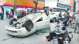 Jóvenes alcoholizados vuelcan y arrollan a mujer en centro de Toluca