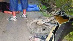Motorista derrapa por arenilla regada en la carretera, en Cuautla