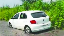 Encuentran a dos hombres baleados y encobijados dentro de un automóvil, en Guanajuato
