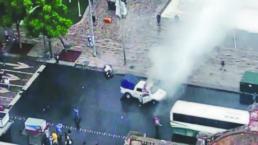Encapuchados truenan cohetón y queman patrulla en calles del Centro de la CDMX