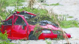 Muere conductor al ser arrastrado con todo y automóvil sobre dren El Arenal, en Querétaro