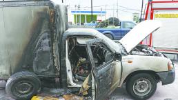 Camioneta se incendia por falla mecánica, en Querétaro