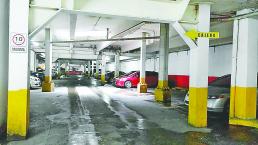 Usuarios de Plaza González Arratia denuncian olor a miados en estacionamiento