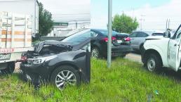 Carambola de camionetas y automóvil provocan caos vial, en carretera México - Querétaro