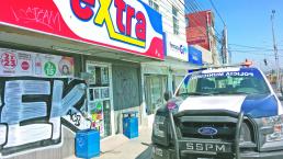 Pareja de ladrones vuelve a asaltar tienda de conveniencia, en Querétaro