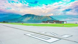 Abren flamante aeropuerto, en Los Himalayas 