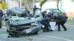 Conductor sufre choque contra camión y fallece, en Toluca