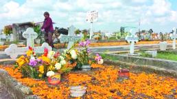 Vecinos de Toluca limpian y adornan tumbas de sus difuntos