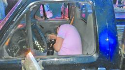 Conductor ebrio se duerme y choca contra portón, en Zacatepec