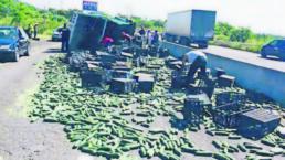 Camión cargado de pepinos vuelca y provoca caos, en la México-Oaxaca