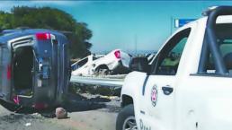 Dos camionetas impactan de frente y vuelcan, en Fray Junípero Serra