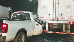 Automovilista se impacta contra contenedor de un tráiler, en Querétaro