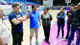 Lucio Salazar compartió su conocimiento con los silbantes de basquetbol, en Querétaro