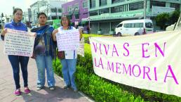 Familias de víctimas de feminicidio hacen terapia bordando pañuelos, en Edomex